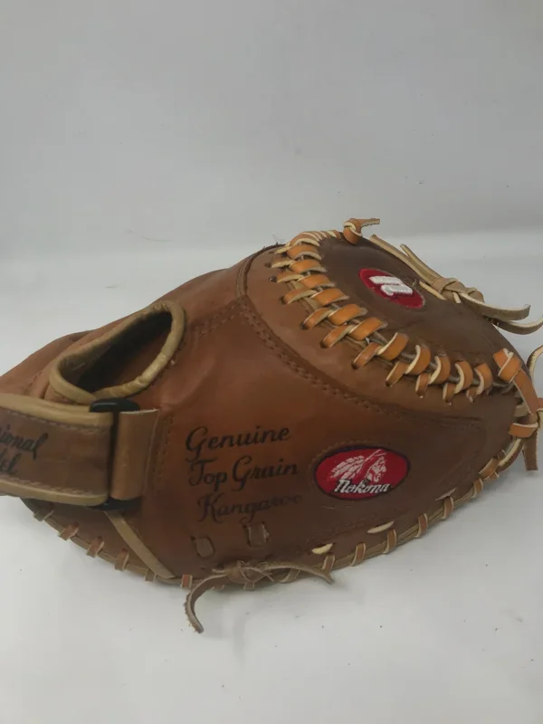 Used Nokona CM275K Closed 32.5″ RHT Web Buckaroo Hide Catcher’s Mitt Brown